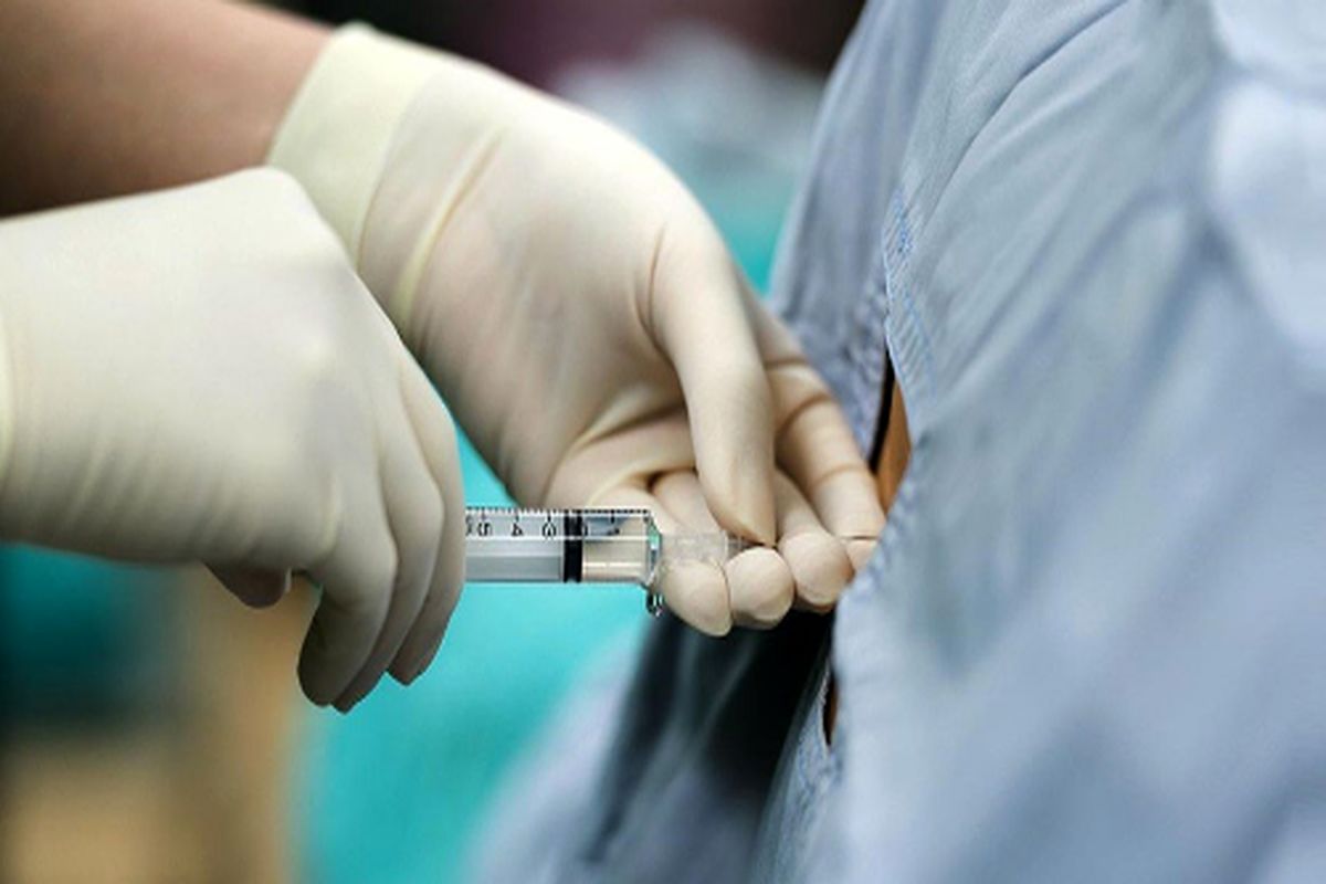 پزشک در حال تزریق اپیدورال می باشد