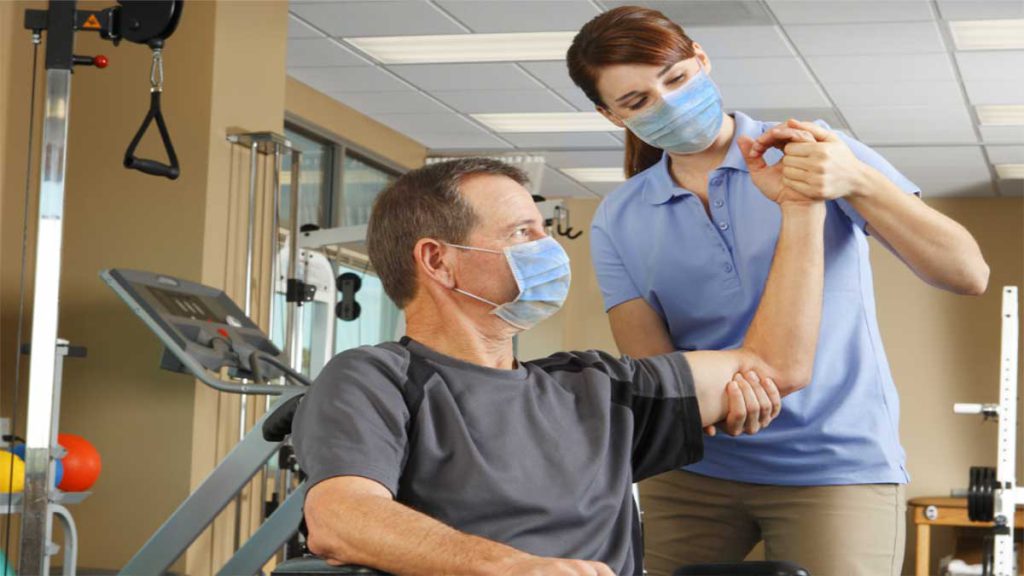 خانم دکتر در حال معاینه قبل پی ار پی شانه هستند خانم دکتر در حال معاینه قبل پی ار پی شانه هستند