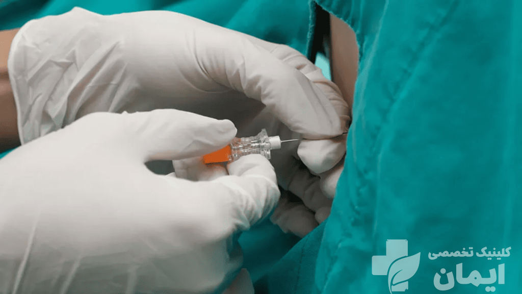 تزریق در ستون فقرات توسط متخصص نمای نزدیک از تزریق در ستون فقرات توسط متخصص