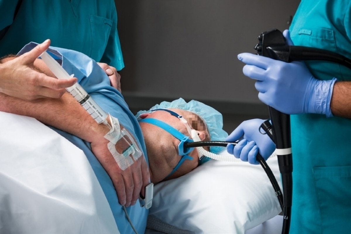 بیماری که به علت بیماری گوارشی آندوسکوپی انجام می دهد