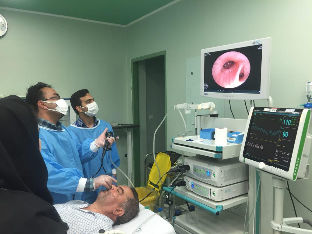 متخصصین آندوسکوپ در حال معاینه معده بیماری هستند متخصصین آندوسکوپ در حال معاینه معده بیماری هستند