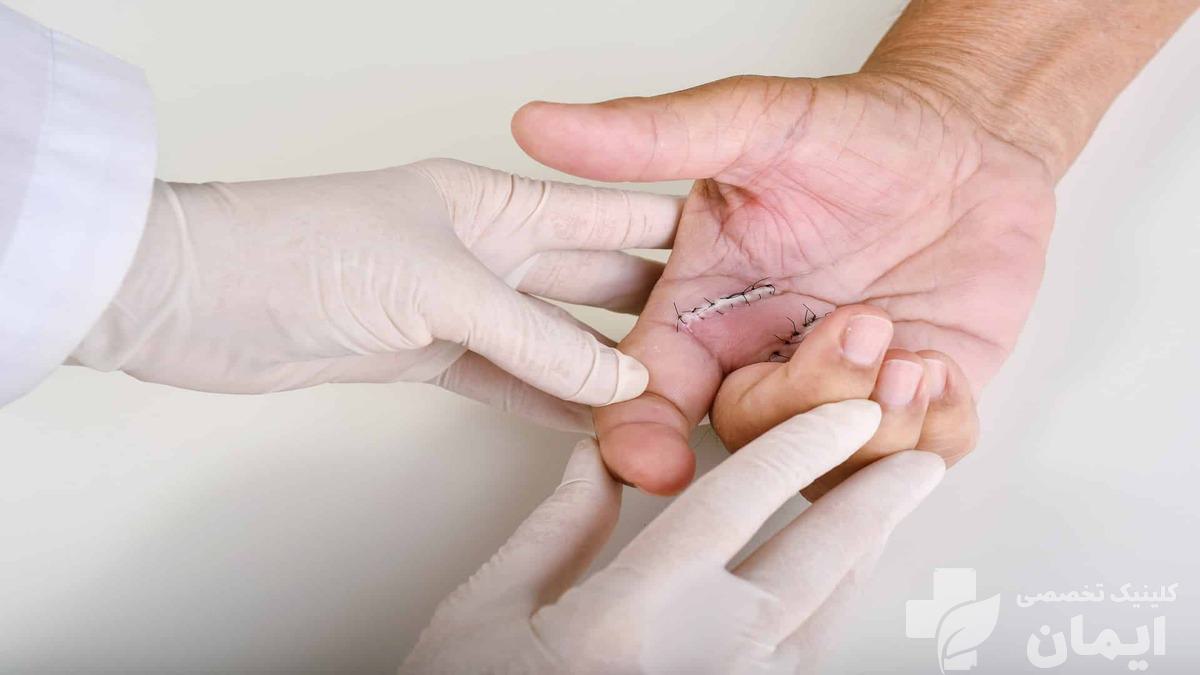 متخصص دست بیمار را معاینه می کند