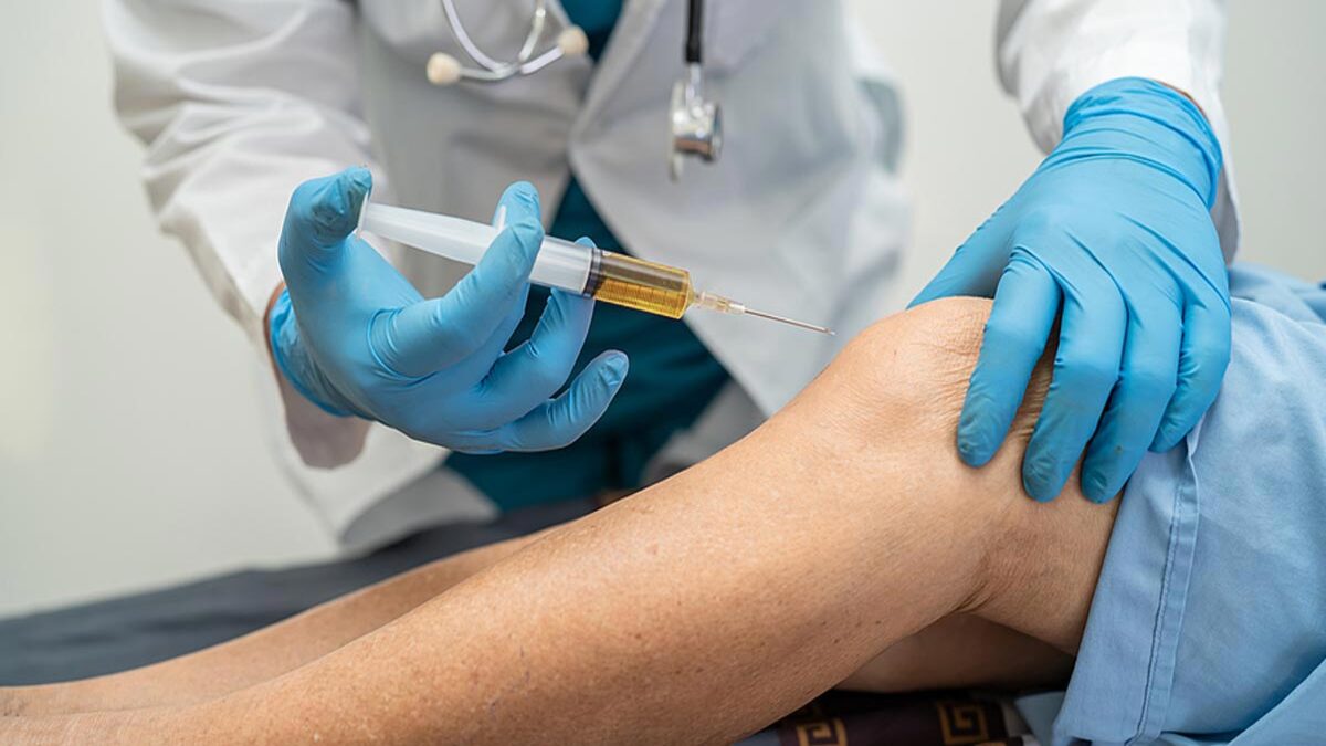 نمای نزدیک از زانوی بیمار برای تزریق پی آر پی توسط متخصص