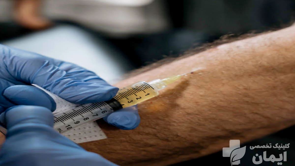 پزشک در حال تزریق پلاسمای غنی از پلاکت برای بیمار