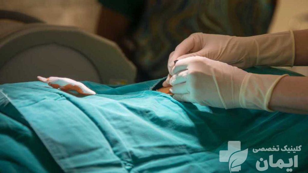 تزریق دارو به مفصل فاست در کمر و ستون فقرات پزشک در حال تزریق دارو به مفصل فاست در کمر