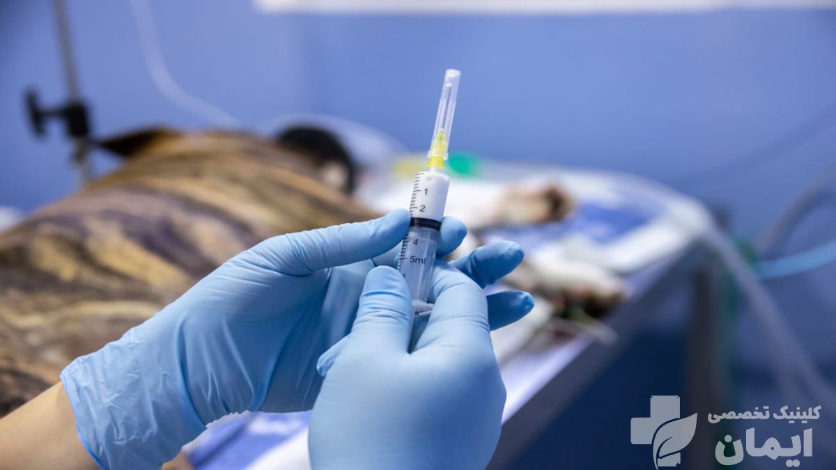 بیمار در حال دریافت تزریق غضروف در کمر