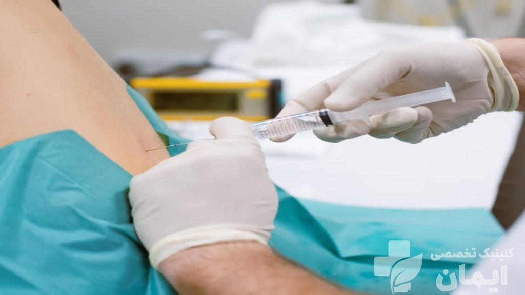 تزریق دارو در مفصل کمر بیمار پزشک در مفصل بیمار دارو تزریق می کند