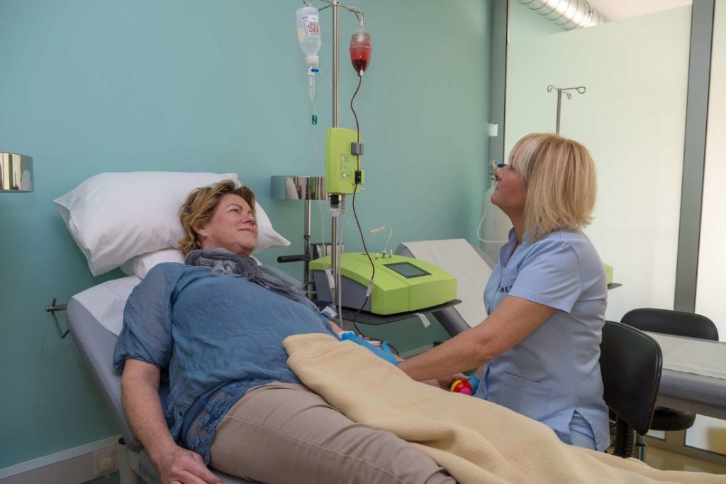 پزشک متخصص در حال اماده سازی مراحل اوزون درمانی است پزشک متخصص در حال اماده سازی مراحل اوزون درمانی است