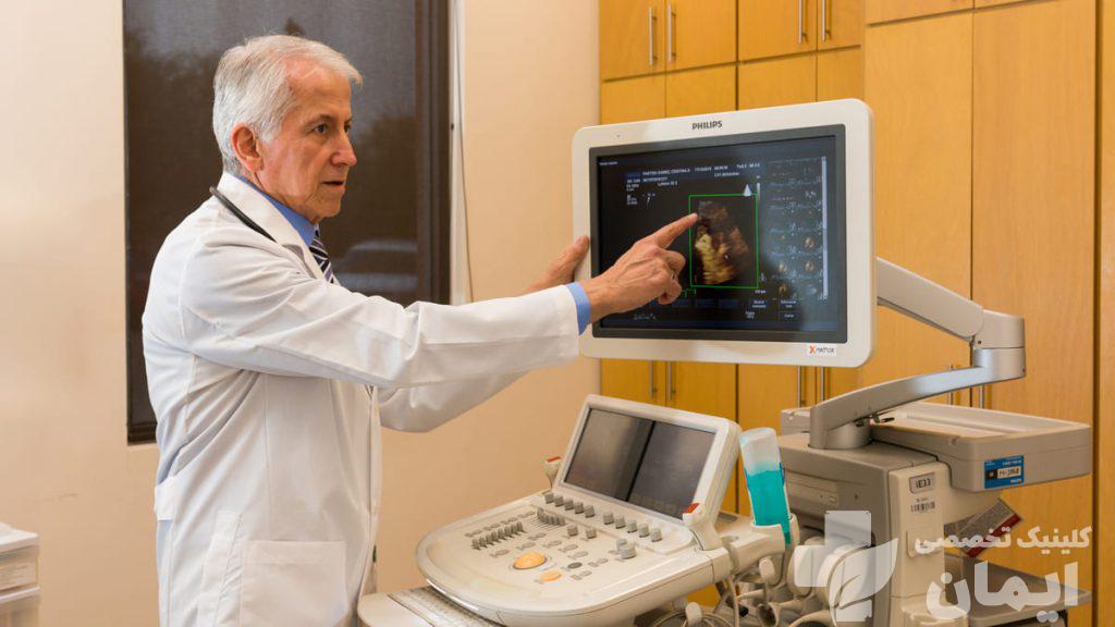بررسی اکوی قلب توسط متخصص پزشک در حال بررسی اکوی قلب بیمار