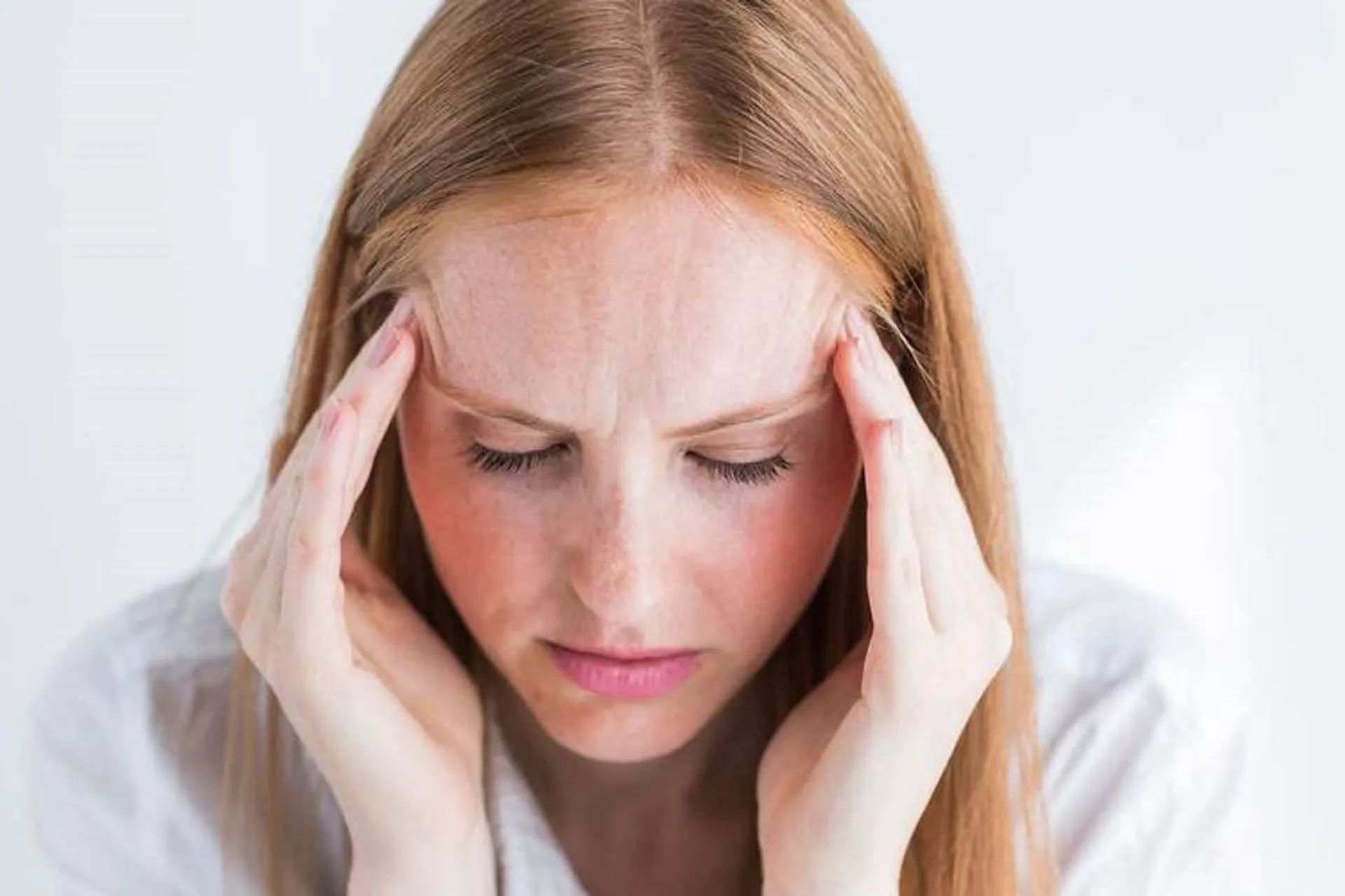 خانمی که دچار میگرن است