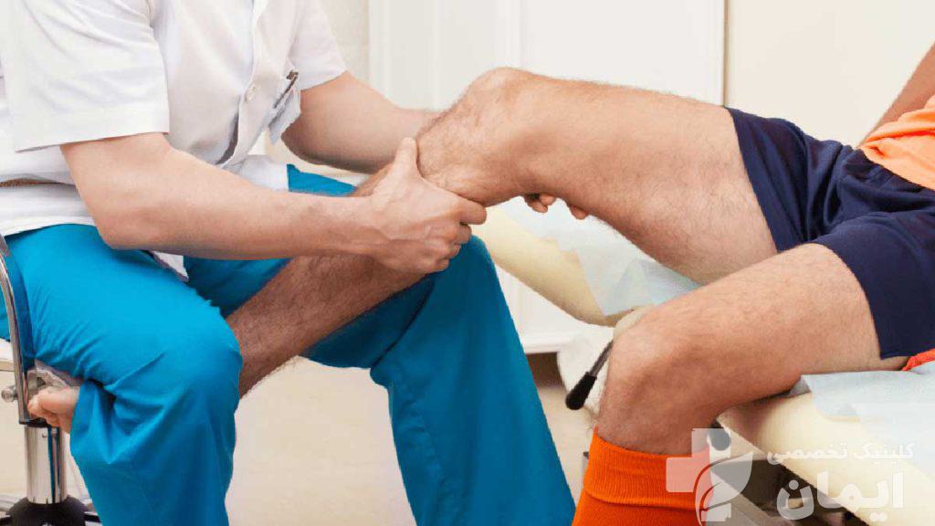 پزشک متخصص در حال تشخیص بیماری