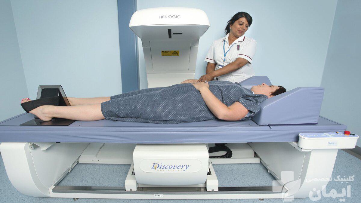 پزشک متخصص برای بیمار آزمایش تراکم استخوان انجام می دهد