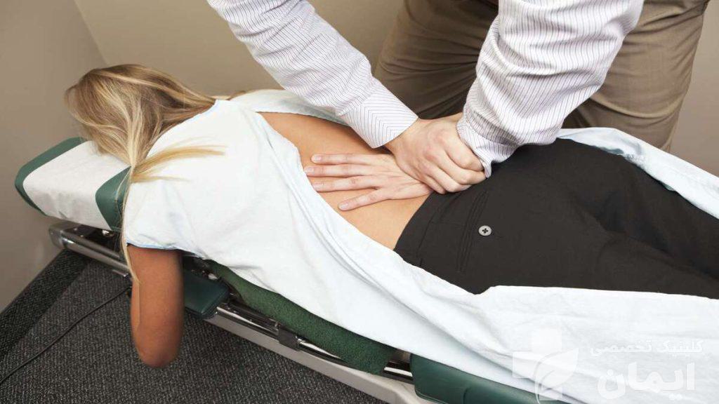 انجام تمرینات لازم برای جلوگیری از گودی کمر فیزیوتراپیست تمرینات لازم را به بیمار آموزش می دهد