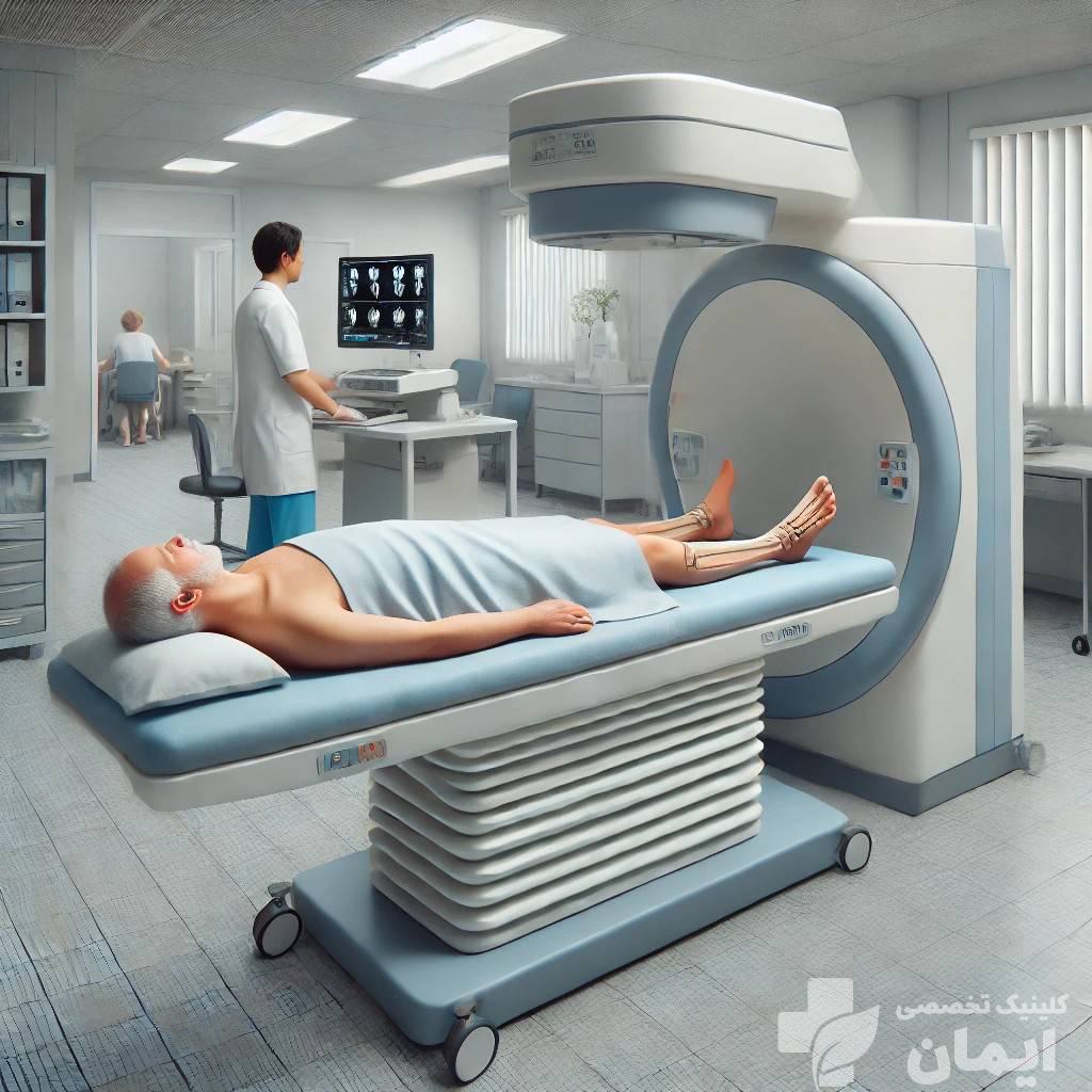 انجام تست تراکم استخوان در مراکز درمانی توسط پزشک پزشک متخصص برای یک آقا، تست تراکم استخوان انجام می دهد.