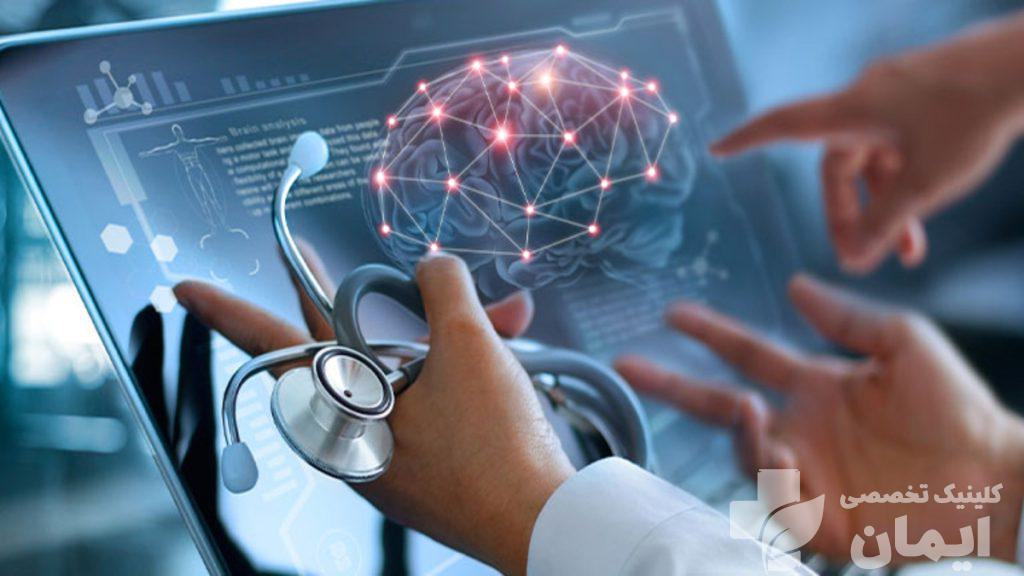 بررسی مغز بیمار توسط روانپزشک پزشکان در حال بررسی مغز بیمار