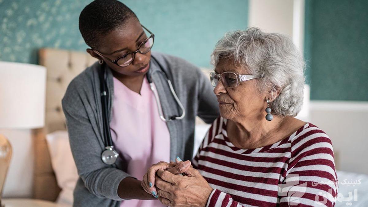 بیمار مبتلا به پارکینسون در جلسه درمانی با پزشک