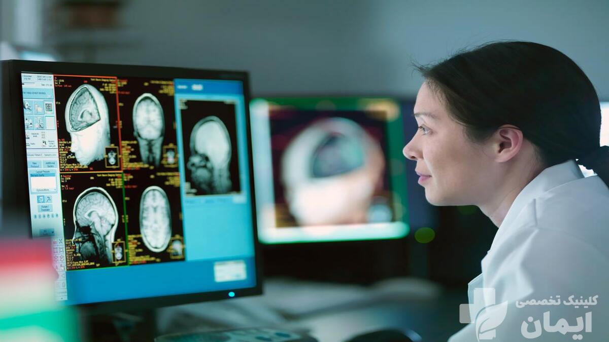 دکتر روانپزشک در حال بررسی عکس مغز بیمار