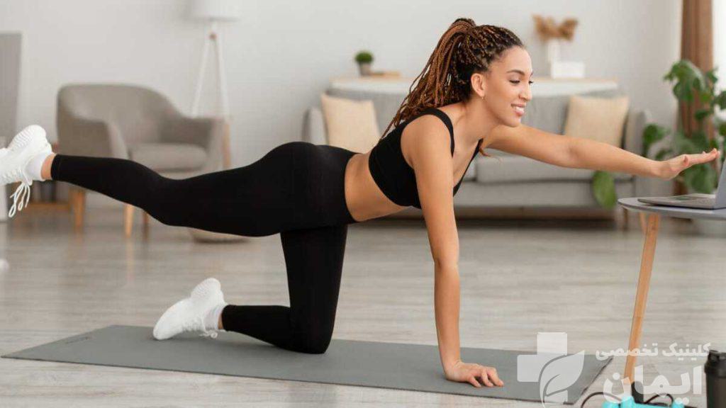 انجام تمرینات ورزشی برای درمان دیسک کمر بیمار برای کاهش درد کمر ورزش های مفید انجام می دهد.