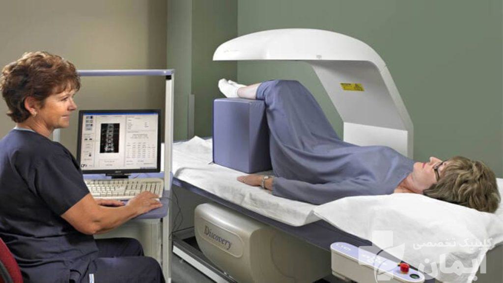 استفاده از دستگاه های مدرن برای انجام تست تراکم استخوان پزشک با دستگاه های مجهز برای بیمار تست تراکم استخوان انجام می دهد