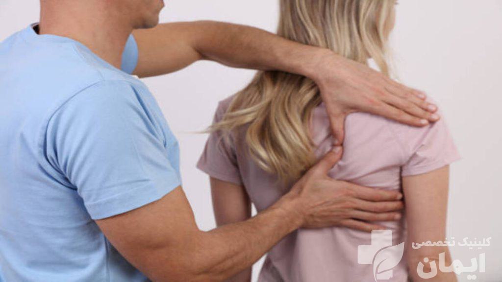 استفاده از تکنیک های دستی برای درمان گودی کمر پزشک در حال ماساژ کمر بیمار