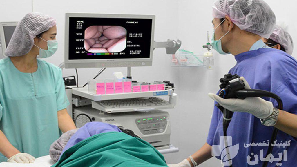 ارائه خدمات آندوسکوپی با بیهوشی دو پزشک متخصص در حال آندوسکوپی با بیهوشی برای بیمار