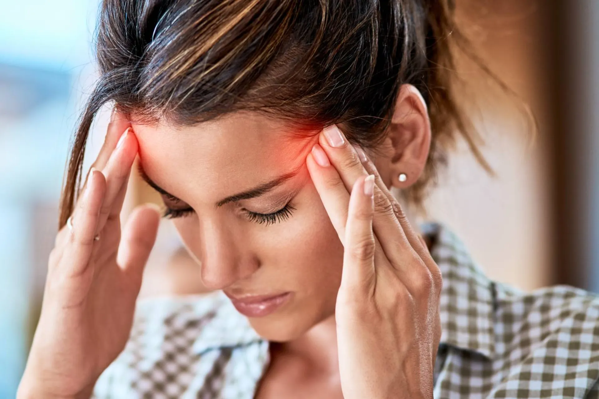 خانمی که دچار میگرن است