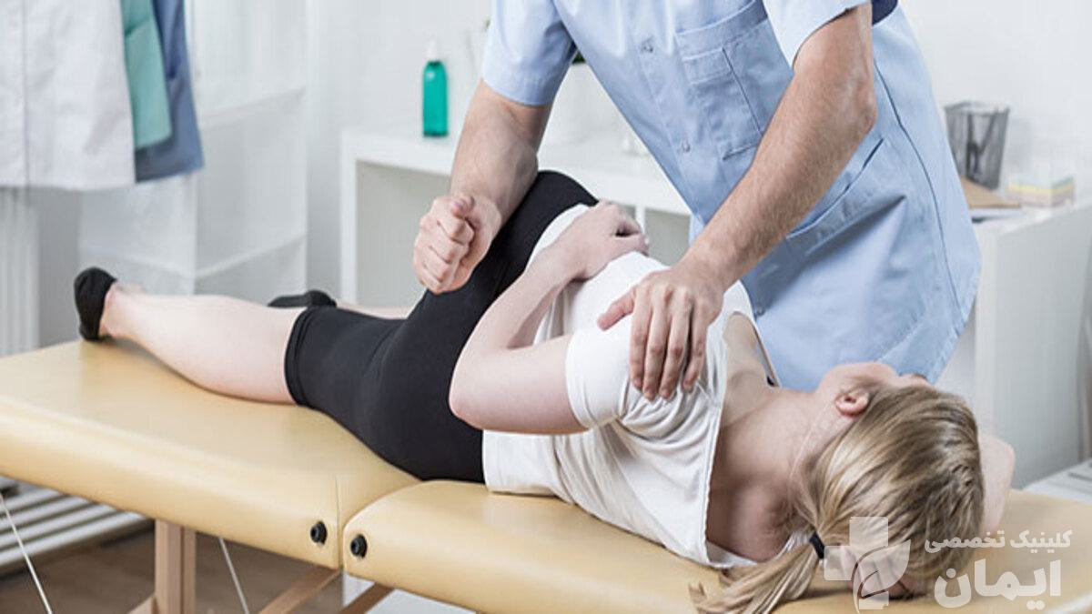 زن در حال انجام ماساژ درمانی برای گودی کمر