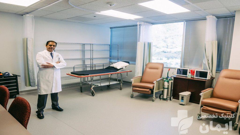 تخصص و تجربه پزشک در کلینیک درد پزشک در اتاقی از کلینیک درد ایستاده است