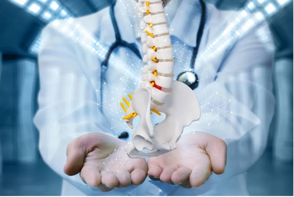 پزشک متخصص در حال نشان دادن اناتومی مشکلات ستون فقرات بیمار است پزشک متخصص در حال نشان دادن اناتومی مشکلات ستون فقرات بیمار است