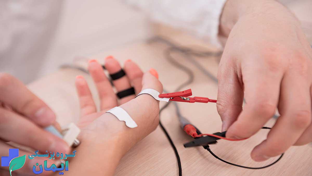 پزشکی که برای بیمار نوار عصب دست انجام می دهد