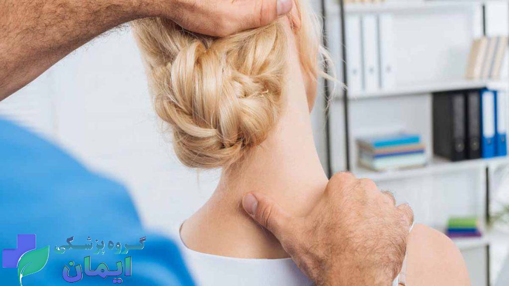 درمان درد گردن خانمی که دچار گرفتگی گردن است درمان درد گردن خانمی که دچار گرفتگی گردن است