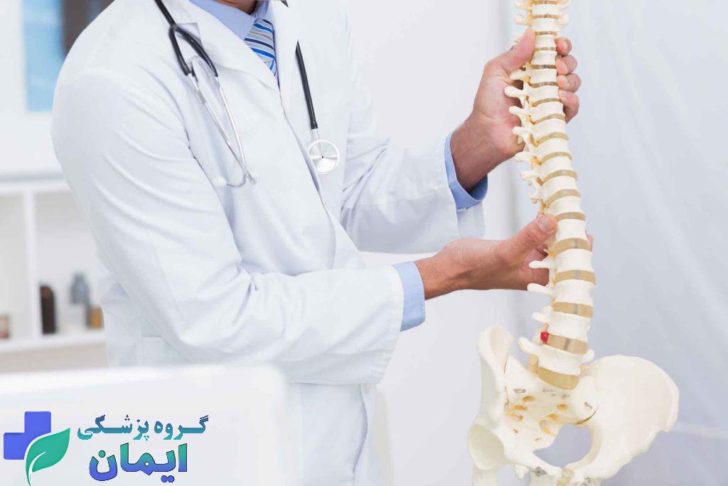 متخصص مغز و اعصاب در حال معاینه بیمار است متخصص مغز و اعصاب در حال معاینه بیمار است