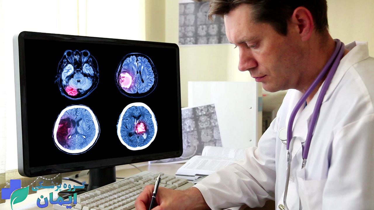 پزشک در حال انجام اسکن مغز است