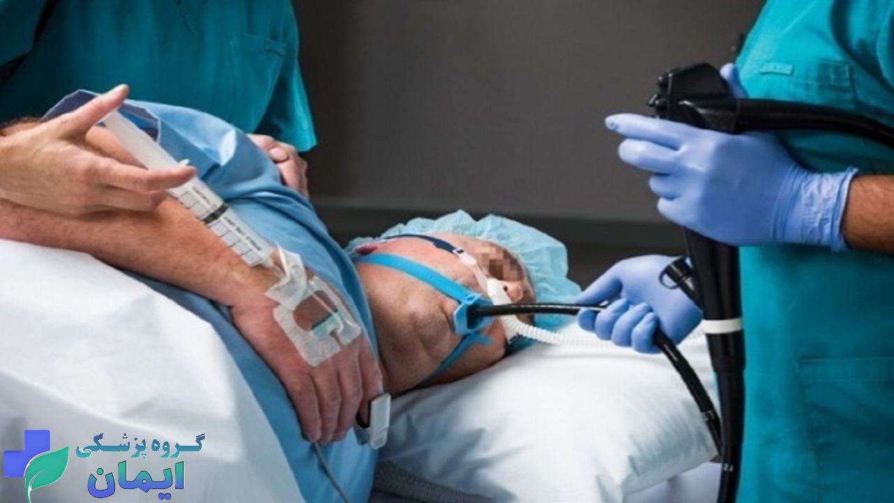 پزشکان متخصص در حال جراحی بیمار که پولیپ معده دارد هستند