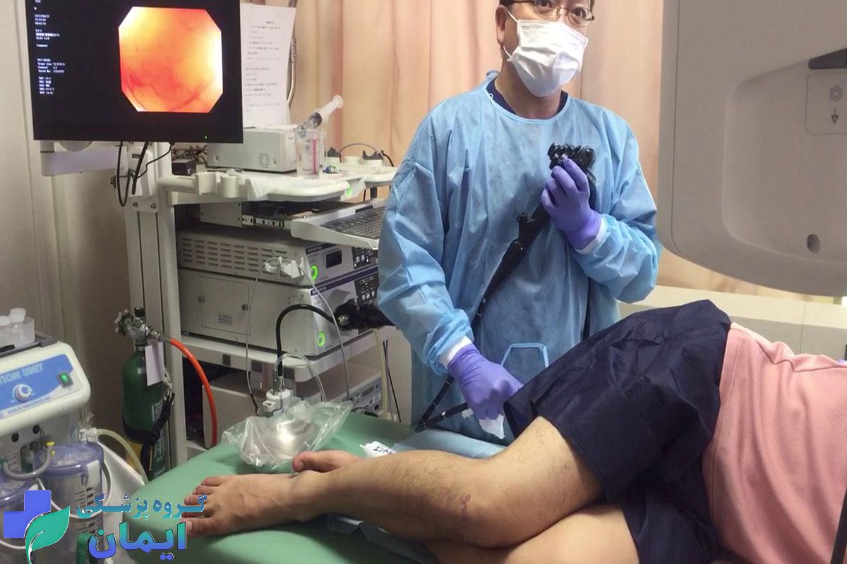 بیماری که برای درمان پولیپ روده به پزشک مراجعه کرده است