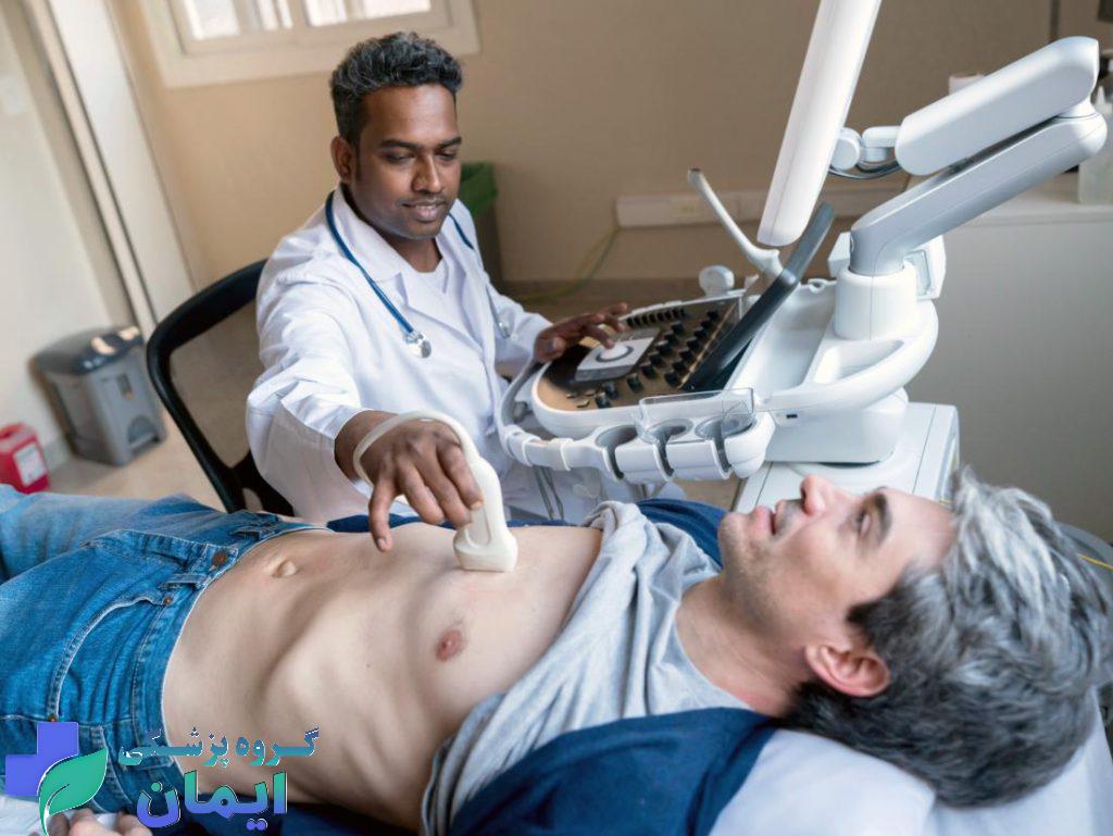 پزشکی در حال انجام اکو تخصصی قلب بیماری که دچار حمله قلبی شده است پزشکی در حال انجام اکو تخصصی قلب بیماری که دچار حمله قلبی شده است