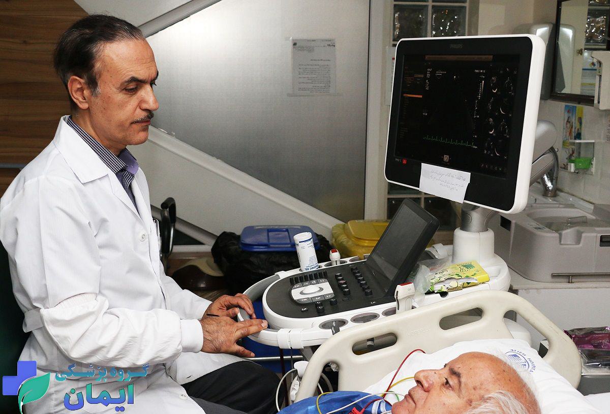 پزشک متخصص قلب درحال اکو قلب بیمار است