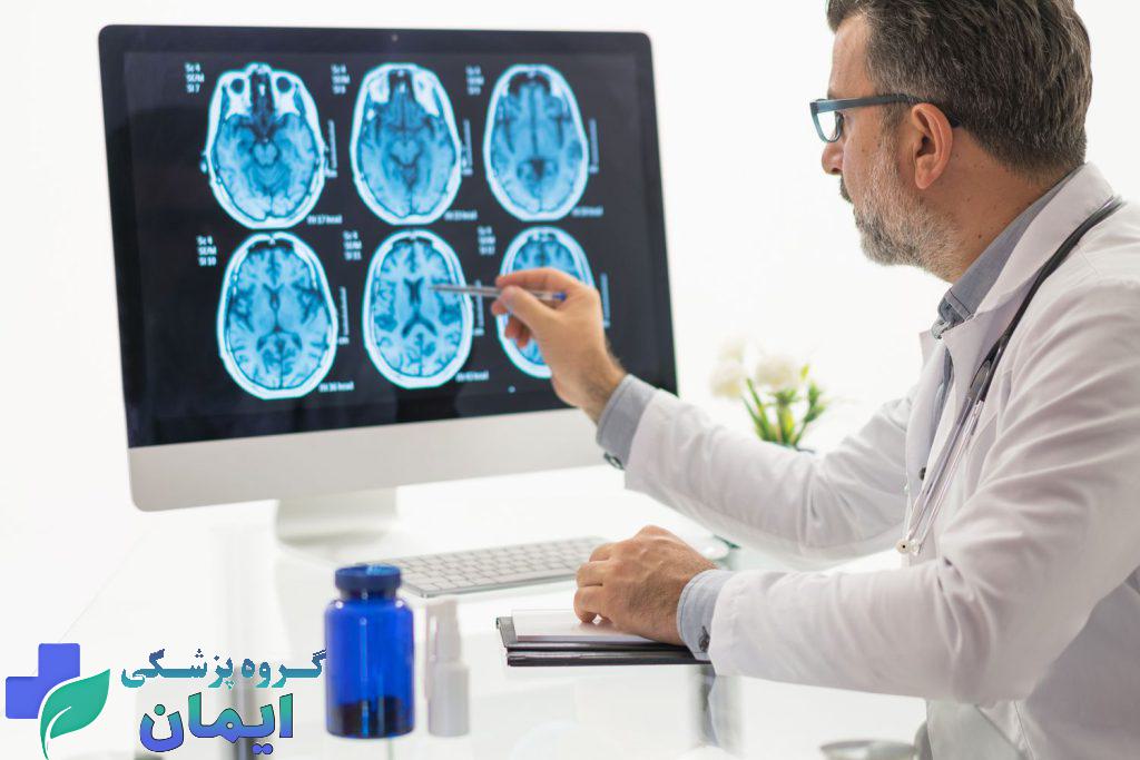 پزشک متخصص کلینیک ویستان در حال انجام ام آر ای بیمار پزشک متخصص کلینیک ویستان در حال انجام ام آر ای بیمار