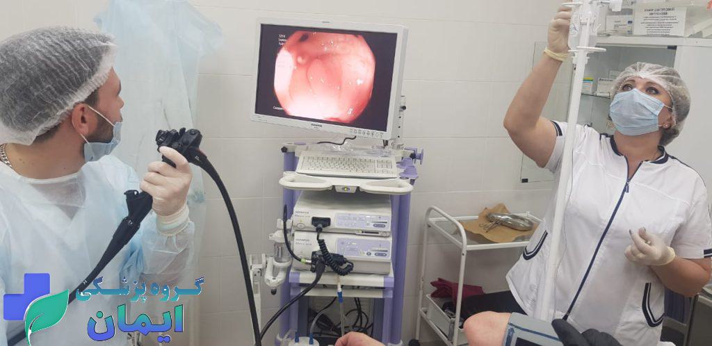 پزشک متخصص در حال بررسی روده بیماری که پولیپ روده دارد پزشک متخصص در حال بررسی روده بیماری که پولیپ روده دارد