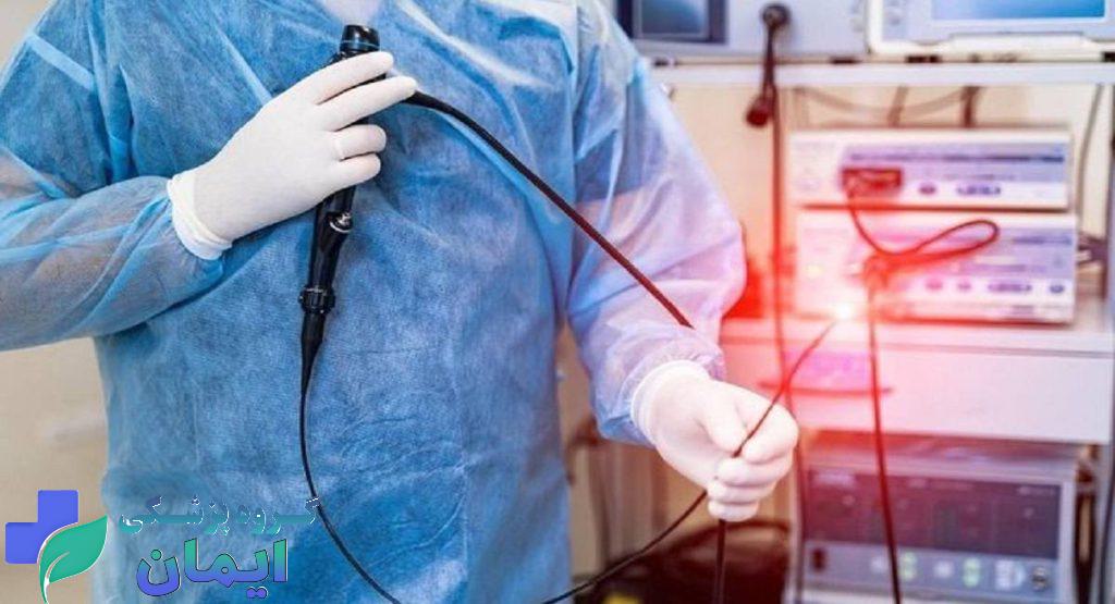 پزشک معالج در حال جراحی پولیپ روده بیمار است