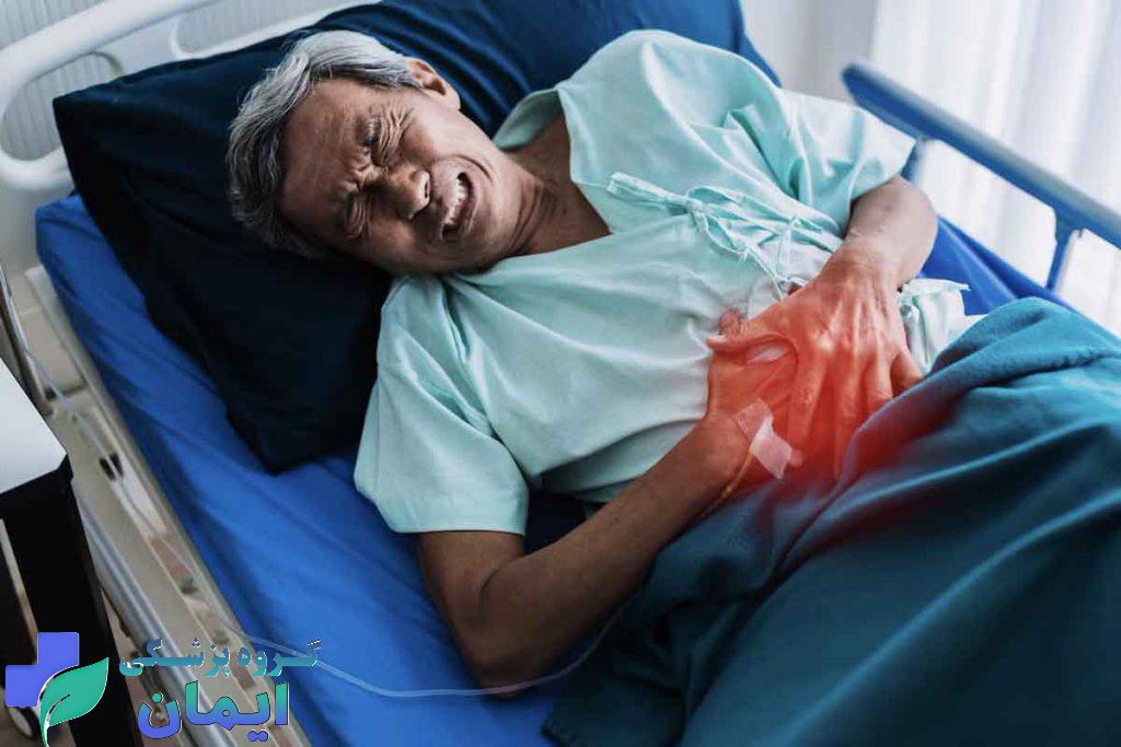 بیماری که دچار درد شدید معده است بیماری که دچار درد شدید معده است