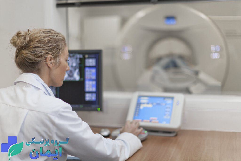 پزشک متخصص در حال تفسیر اسکن ریه بیمار است