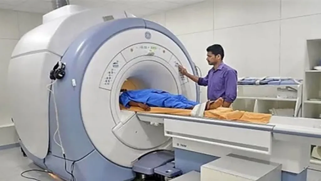 پزشک متخصص در حال اسکن پرفیوژن ریه است پزشک متخصص در حال اسکن پرفیوژن ریه است