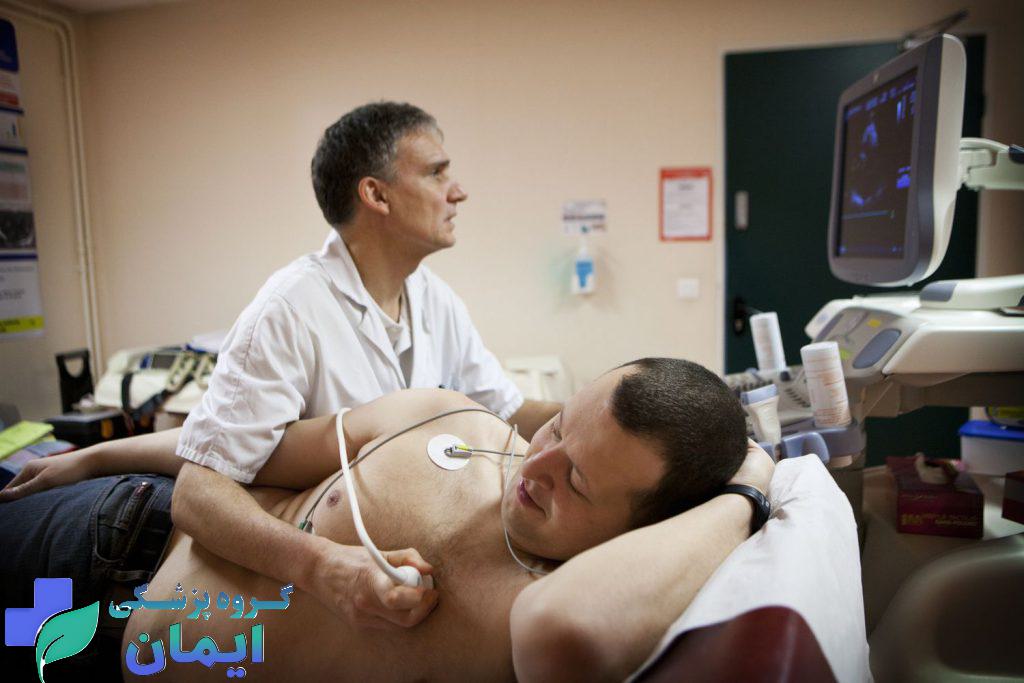 پزشک متخصص در حال چکاب بیماری که دچار حمله قلبی شده است پزشک متخصص در حال چکاب بیماری که دچار حمله قلبی شده است