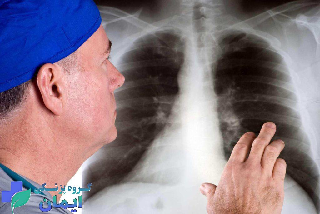 پزشک در حال خواندن جواب ریه بیمار است