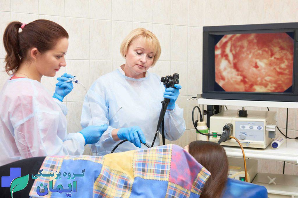 پزشکان متخصص آندوسکوپی در حال معاینه معده بیمار است پزشکان متخصص آندوسکوپی در حال معاینه معده بیمار است