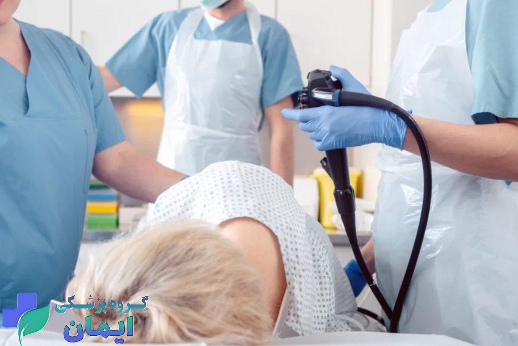 خانم بیماری که غربالگری کولونوسکوپی انجام می دهد خانم بیماری که غربالگری کولونوسکوپی انجام می دهد