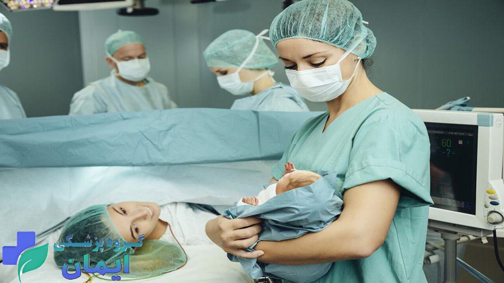 بیماری که تحت مراقبت بعد از عمل سزارین است بیماری که تحت مراقبت بعد از عمل سزارین است