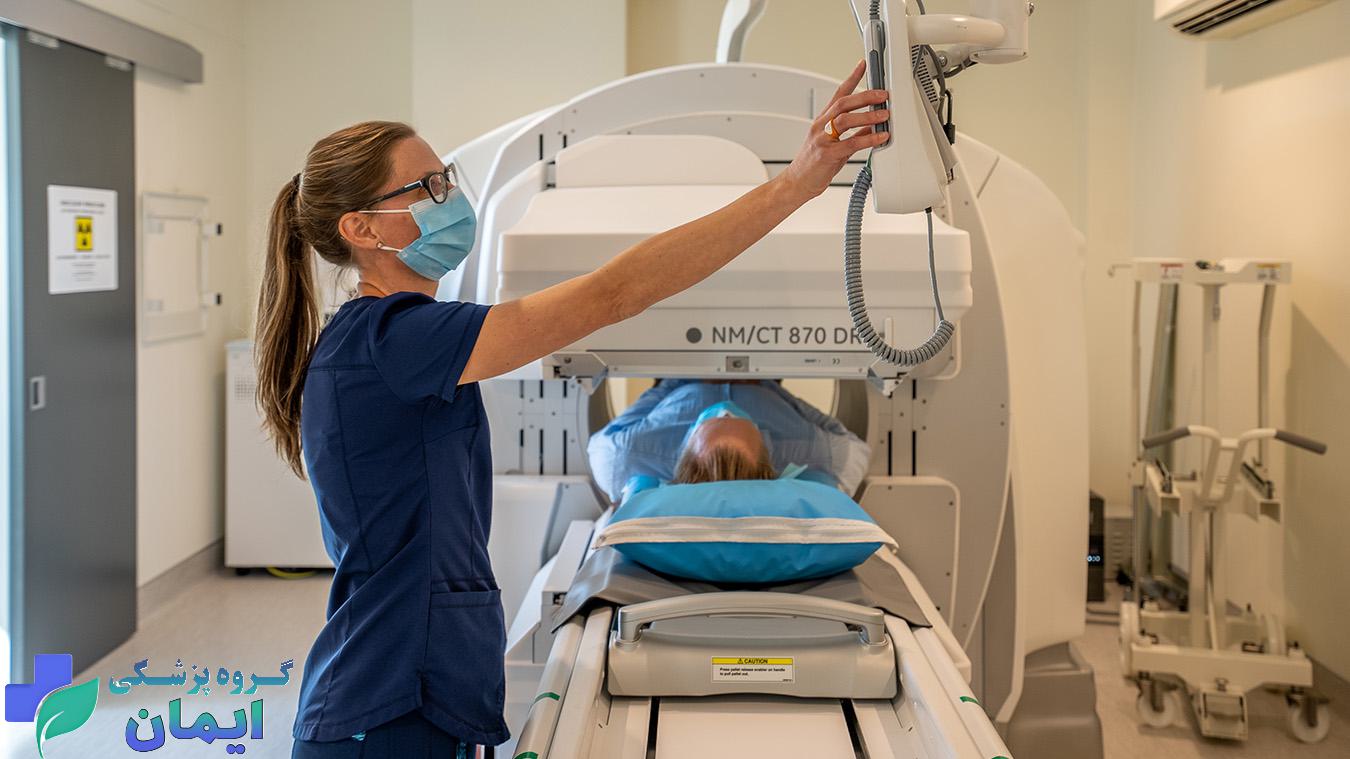 پزشک متخصص در حال اسکن هسته ای