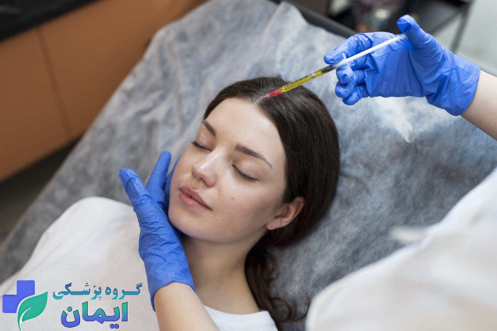 خانمی که به علت الرژی نداشتن به prp تزریق انجام می دهد. خانمی که به علت الرژی نداشتن به prp تزریق انجام می دهد.